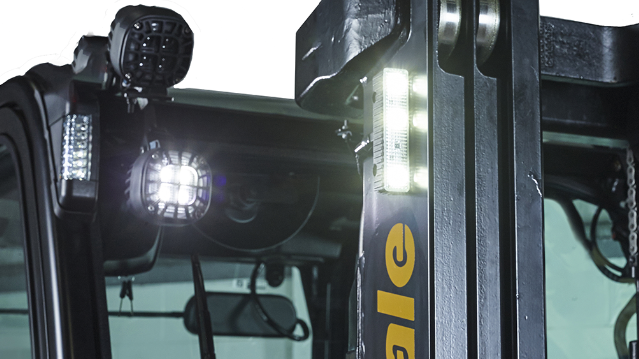 Farol de LED para empilhadeira: por que iluminação adequada evita acidentes